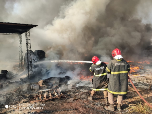 Bombeiros combatem incndio por mais de 7 horas em empresa de reciclagem