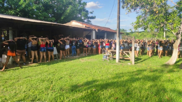 Festa rave com 600 pessoas e regada a lcool e drogas  fechada pela PM em Cuiab