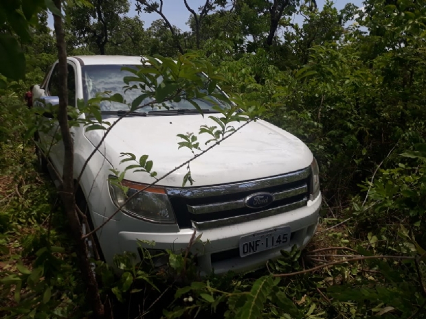 Casal  feito de refm dentro de casa e tem caminhonete Ranger roubada