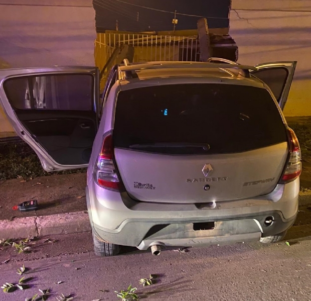 Dupla de criminosos perde controle de carro e bate em muro de residncia em Cuiab
