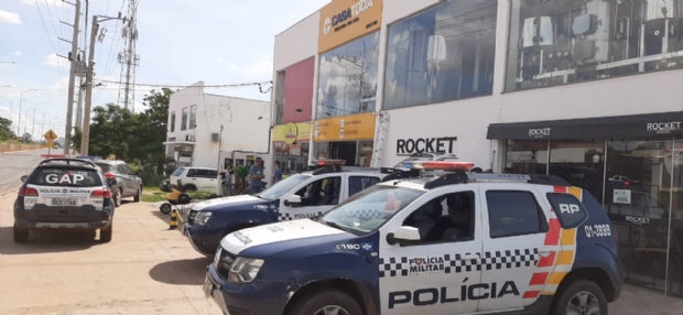 Funcionrio consegue tirar arma de assaltante em loja e frustra roubo em Cuiab