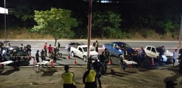 Adolescentes causam estragos em concessionria de carros durante fuga da PM em Cuiab