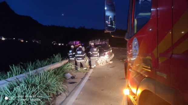 Homem de 50 anos morre em coliso de carreta cegonha e Jeep Compass