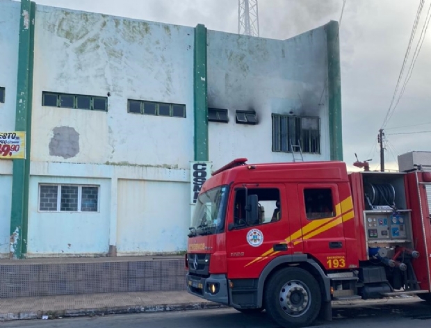 Bombeiros so acionados para combater incndio em loja na regio do CPA;  fotos 