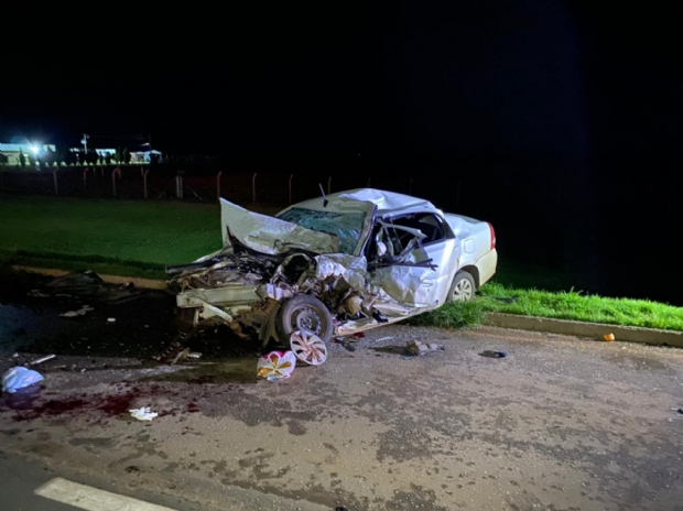 Carro bate de frente em carreta e motorista morre no local do acidente na BR-163; veja imagens