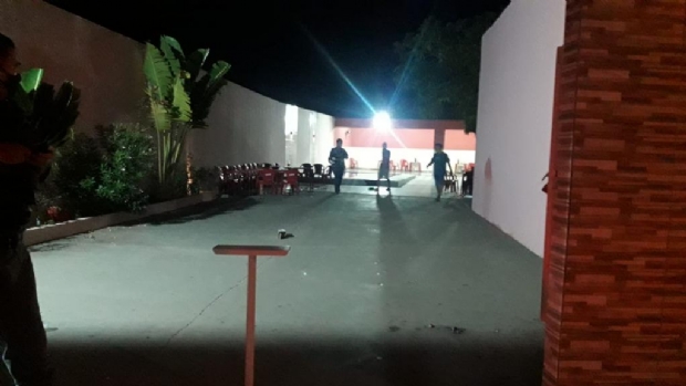 Fiscais da prefeitura fecham festa de 15 anos em Cuiab e convidados correm com chegada da polcia