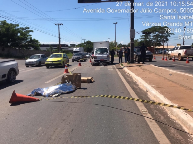 Motociclista morre aps colidir em veculo de carga na avenida Jlio Campos;  fotos 