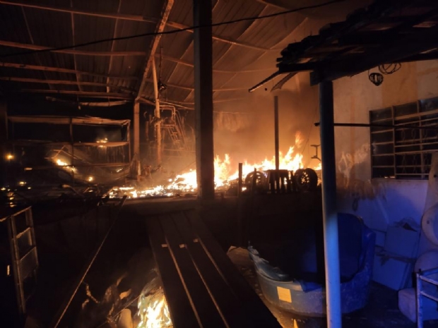 Centro automotivo e residncia em Cuiab ficam destrudos com incndio