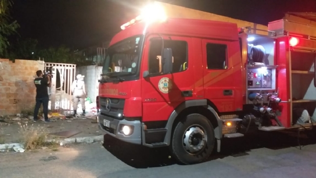 Fogo em quintal se espalha e atinge casa prximo a tradicional restaurante de Cuiab