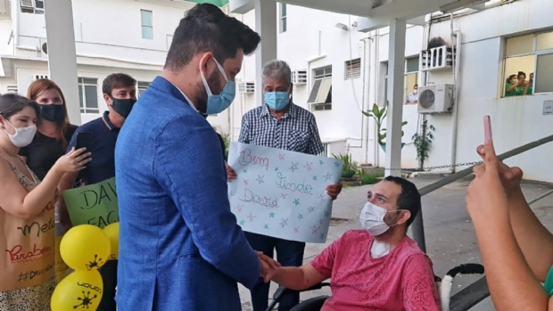 Paciente  pedido em casamento na frente de hospital em Cuiab aps passar 38 dias em UTI; veja vdeo