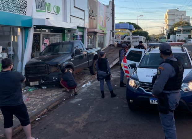 Motorista alcoolizado perde controle de camionete e quase invade loja;  veja vdeo