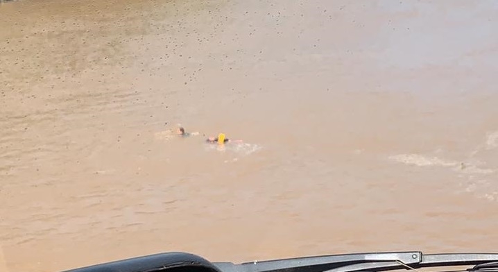 Ciopaer salva mulher que se afogava no Rio Cuiab aps pular de ponte;  veja imagens 