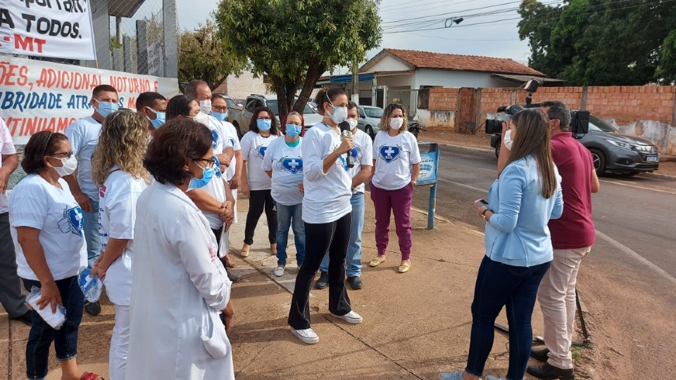 Profissionais de hospital regional fazem manifestao por recebimento de pagamentos atrasados