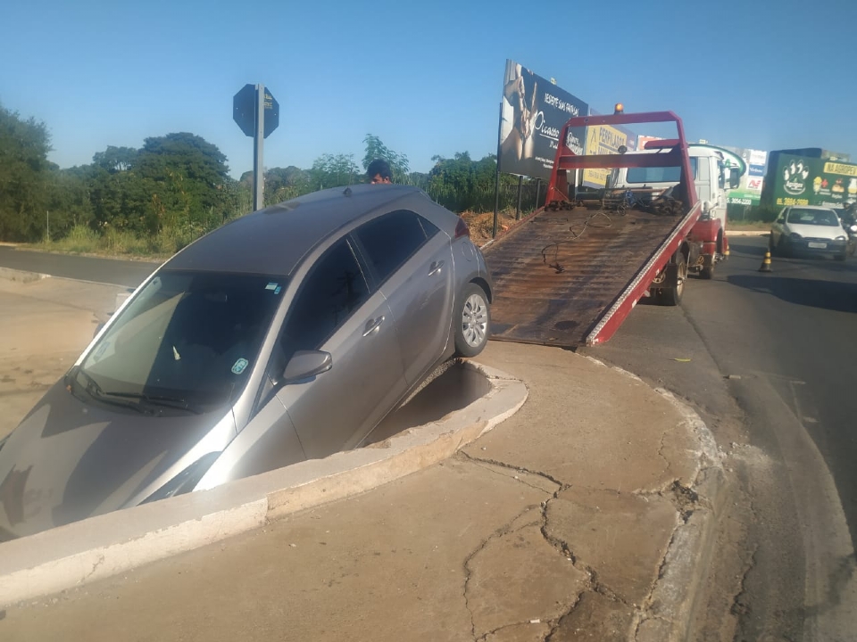 Motorista perde controle e HB20 cai em buraco em Vrzea Grande