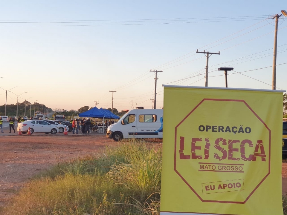 Blitz da Lei Seca prende 26 motoristas e remove 41 veculos de circulao em MT