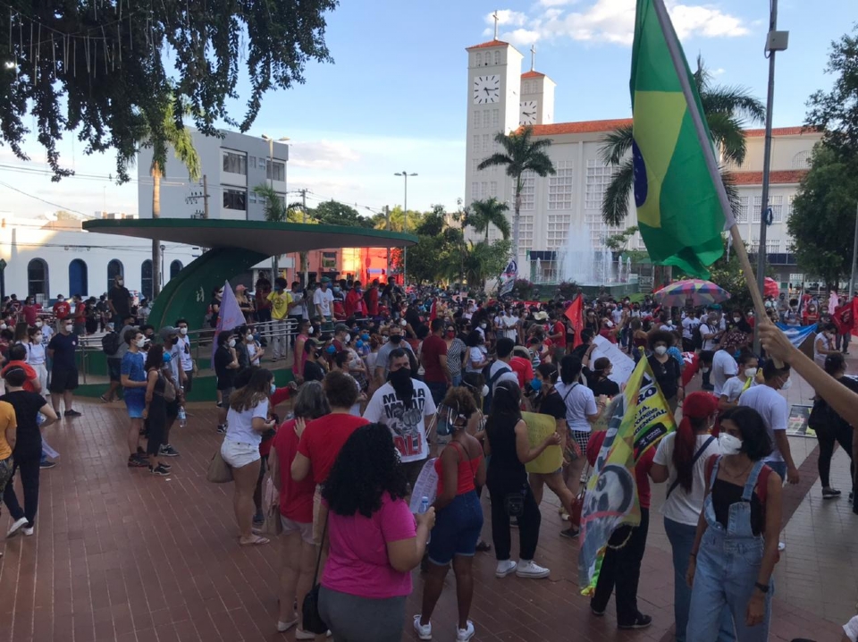 Manifestantes protestam pedindo vacinao em massa e impeachment de Bolsonaro; fotos e vdeos
