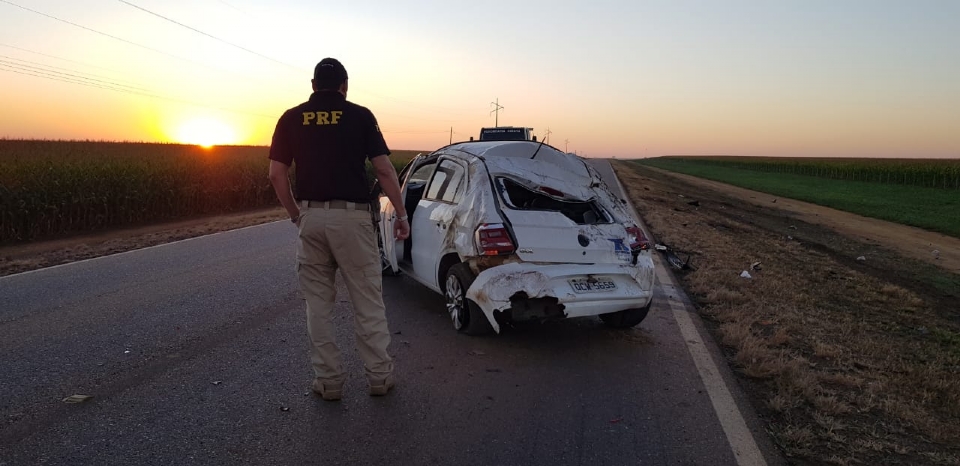 Carro  encontrado capotado e sem passageiros ao lado de rodovia pela PRF