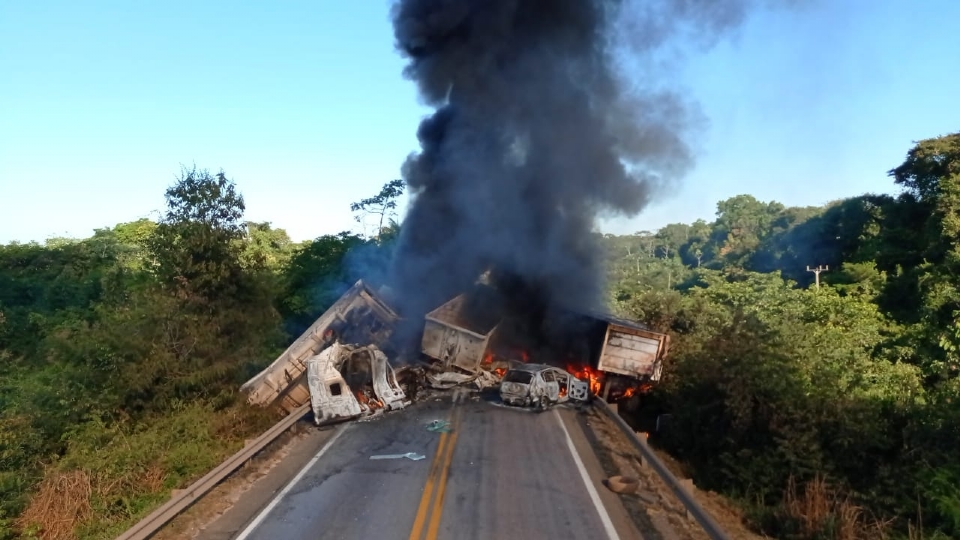 Dois caminhoneiros morrem queimados aps grave acidente envolvendo cinco veculos em rodovia;  vdeo 