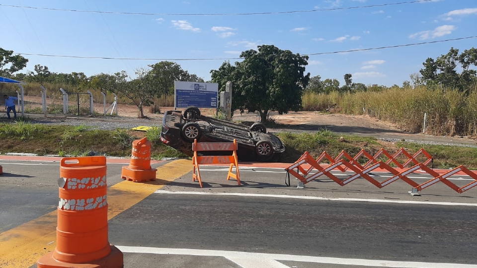 Corolla de deputado capota na 'Estrada de Chapada' aps motorista desviar de carro
