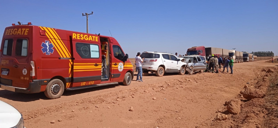 Coliso entre duas caminhonetes deixa nove pessoas gravemente feridas