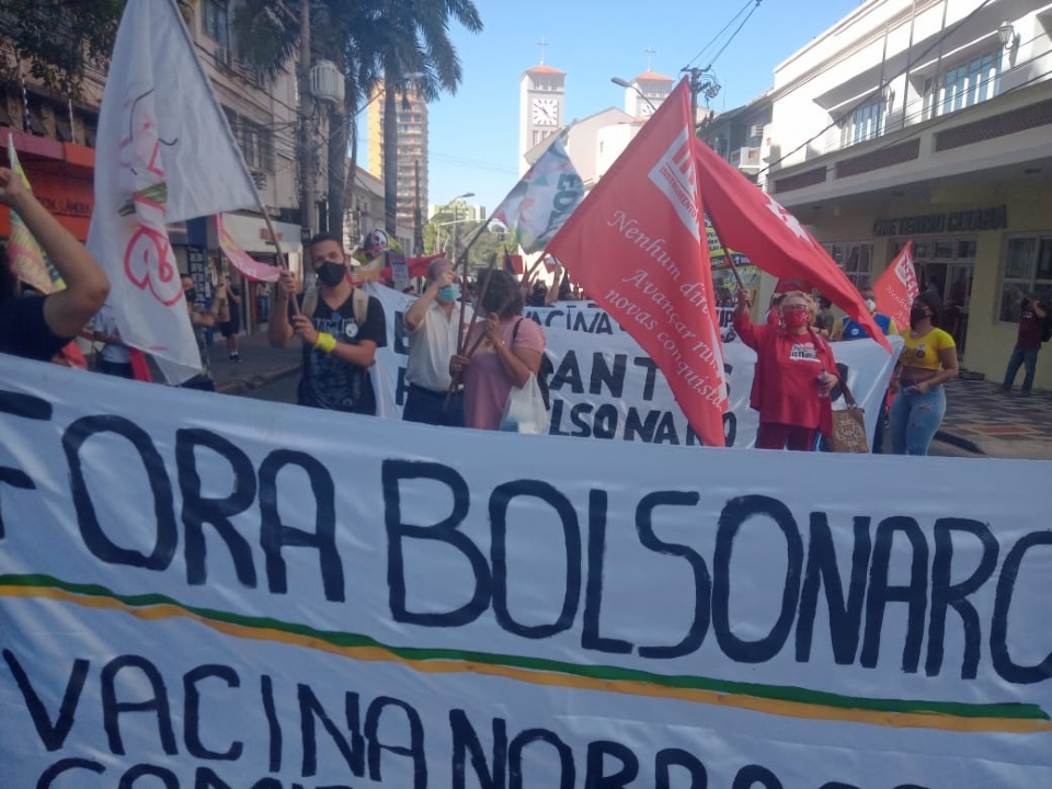 Manifestantes aderem a movimento nacional Fora Bolsonaro e realizam passeata no Centro de Cuiab