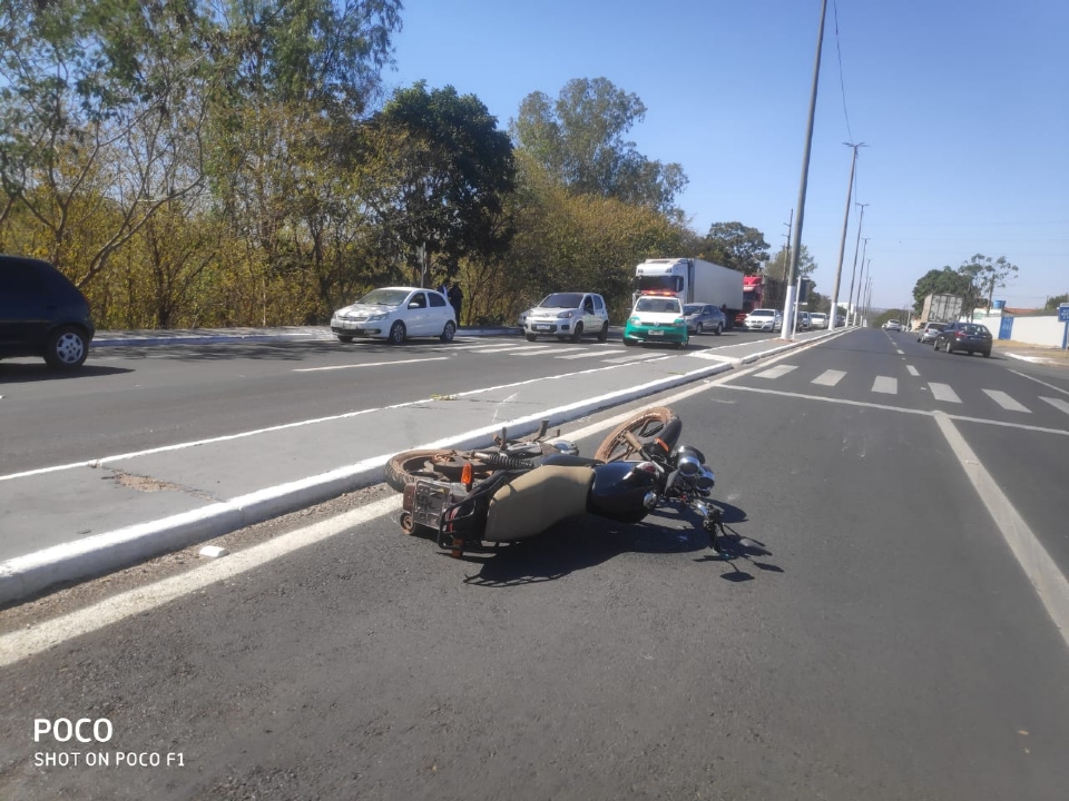 Motociclista bate em Uno e depois atropela idoso na faixa de pedestres em Vrzea Grande