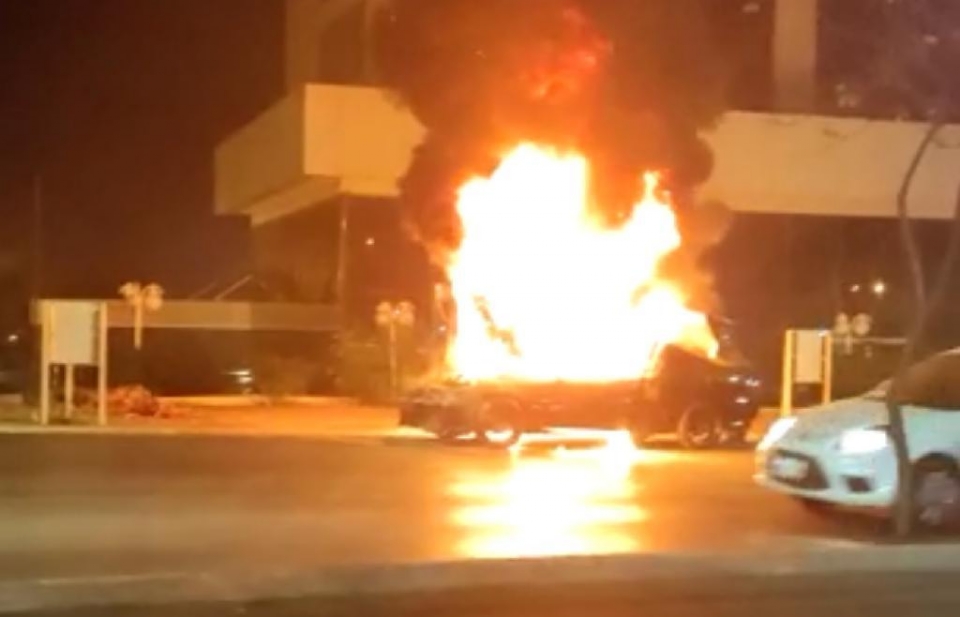 Honda Civic  consumido por chamas em plena Miguel Sutil e chama ateno de internautas; veja