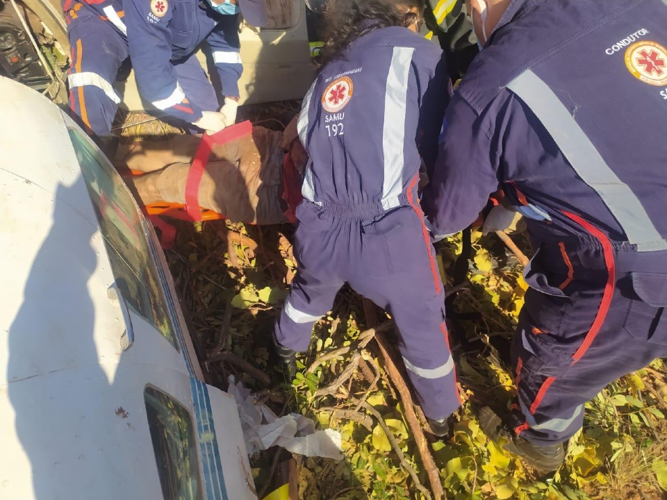Imagens mostram resgate de vtimas feridas em queda de aeronave por pane seca;  veja 