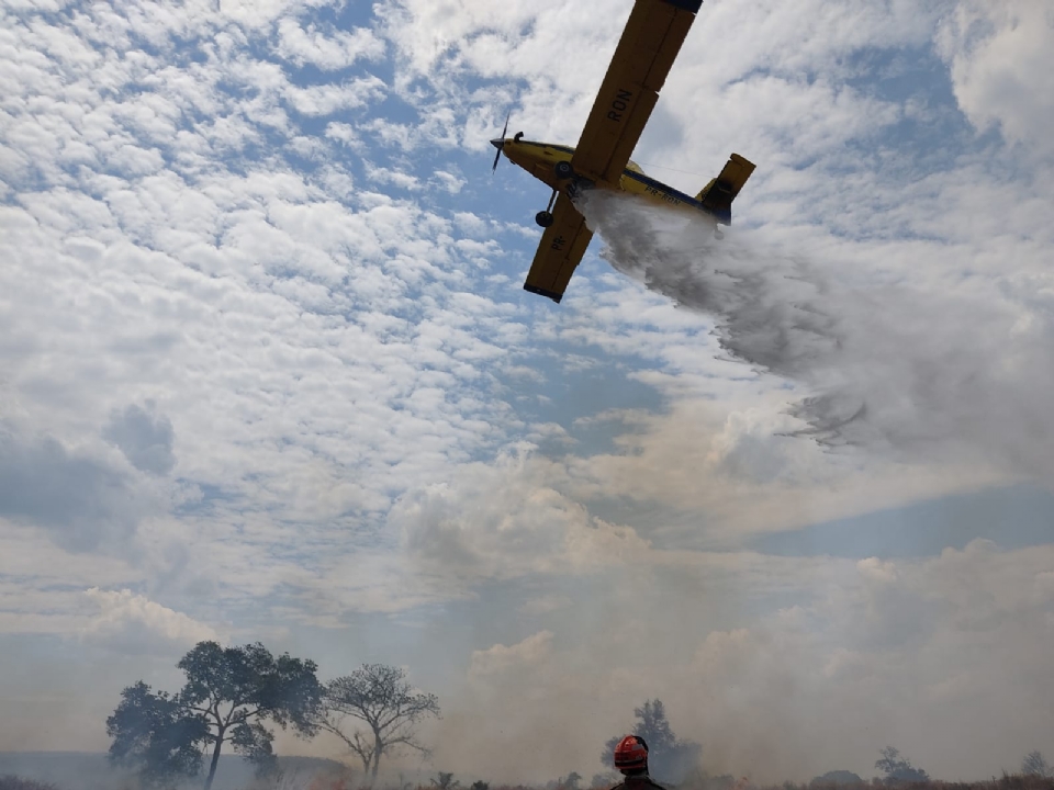 Imagens mostram combate a incndio de grandes propores na Serra dos Parecis;  veja 