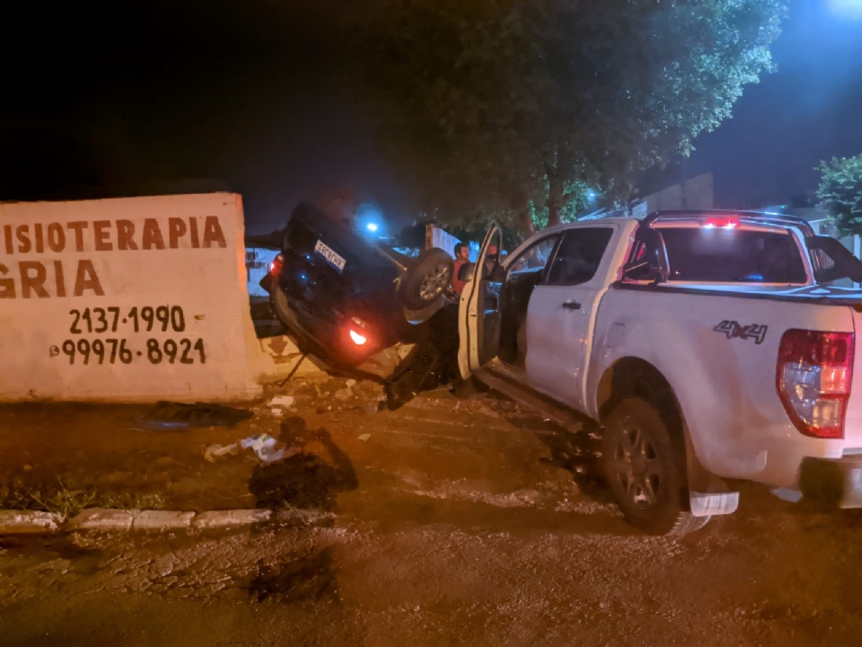 Ford Ranger bate e joga Fiat Mobi em muro de hospital durante acidente;  fotos 