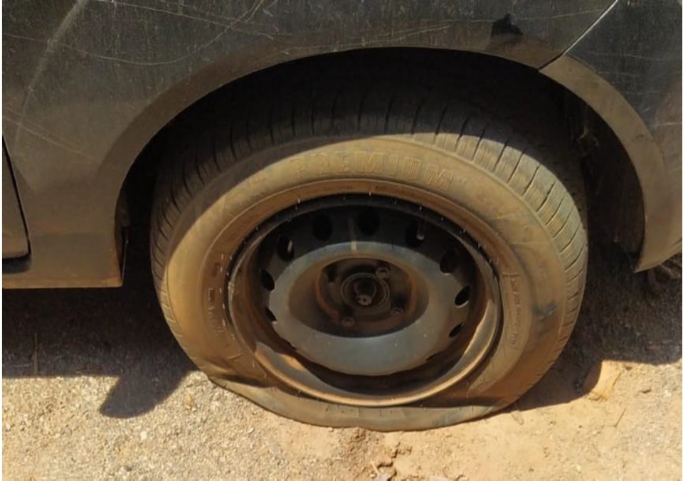Homem furou dois pneus do caminho do pai da vtima.