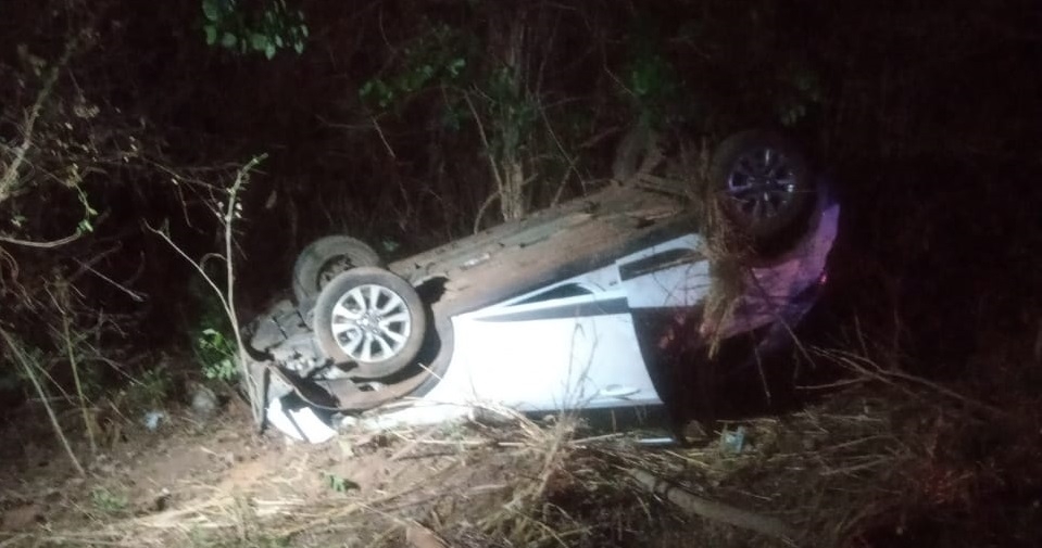 Criana de trs anos morre aps HB20 capotar em avenida de Vrzea Grande; veja fotos