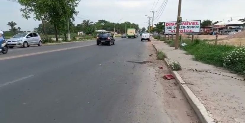 Motociclista morre aps perder controle e colidir em poste prximo a condomnio de Cuiab
