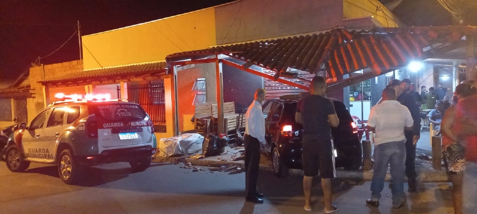 Alcoolizado, motorista perde controle de carro e invade distribuidora em Vrzea Grande