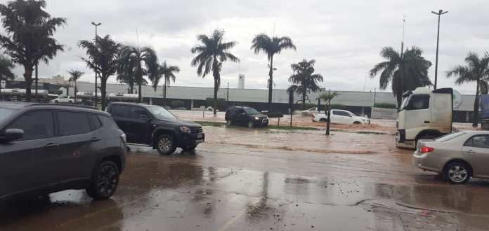 Chuva de 30 minutos causa alagamento e arrasta carros em cidade de Mato Grosso