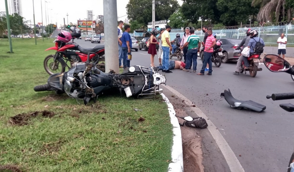Homem fica gravemente ferido ao colidir com BMW em carro na avenida Fernando Corra