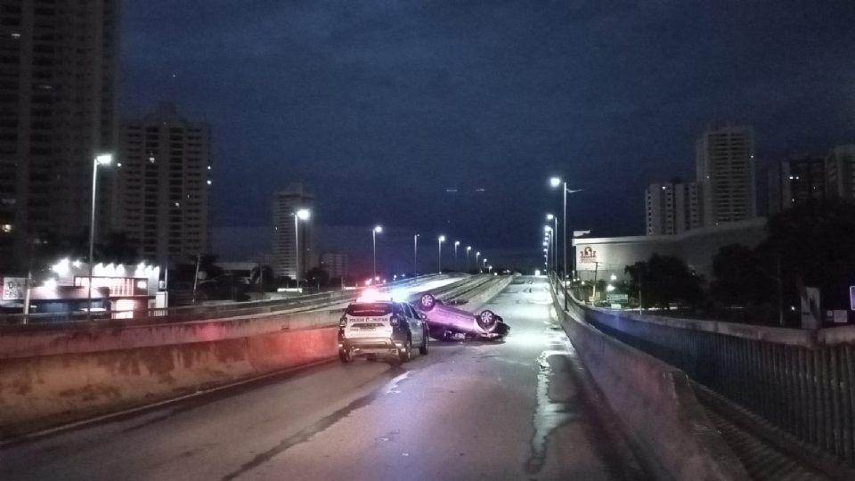 Carro capota em viaduto da Fernando Correa e viatura da PM  atingida por motorista bbado; vdeo