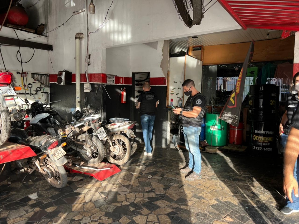 Polcia mira lojas de venda de peas e prende quadrilha especializada em roubo de motos na grande Cuiab