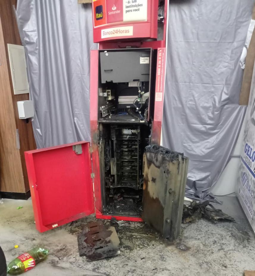 Bandidos arrombam caixa eletrnico em supermercado e fogem com dinheiro