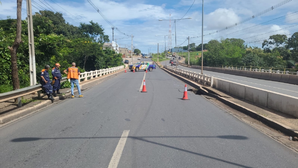 Defesa Civil interdita ponte que comeou a ceder na Estrada do Moinho; fotos