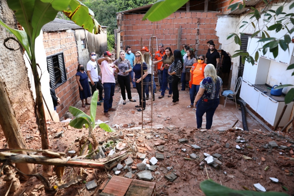Primeira-dama visita moradores afetados pela temporal em Cuiab