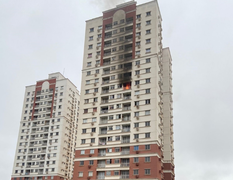 Apartamento pega fogo e moradores de prdio so evacuados em Cuiab;  veja vdeo
