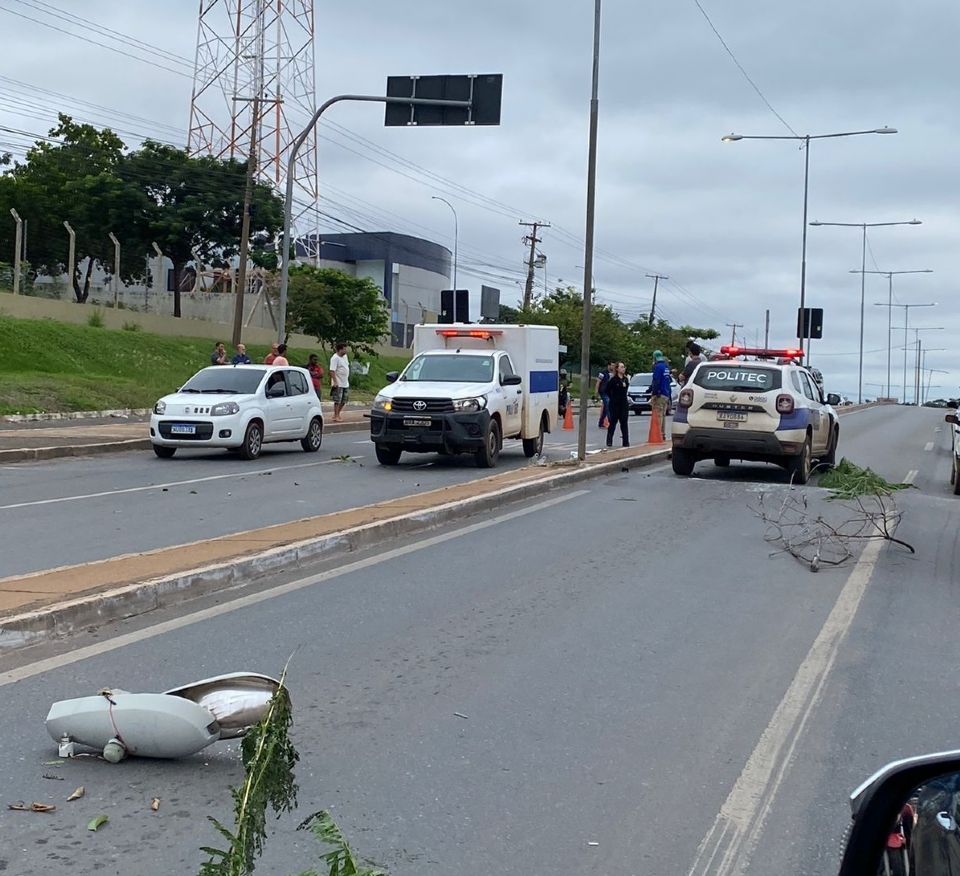Motociclista morre ao colidir em poste na Estrada do Moinho