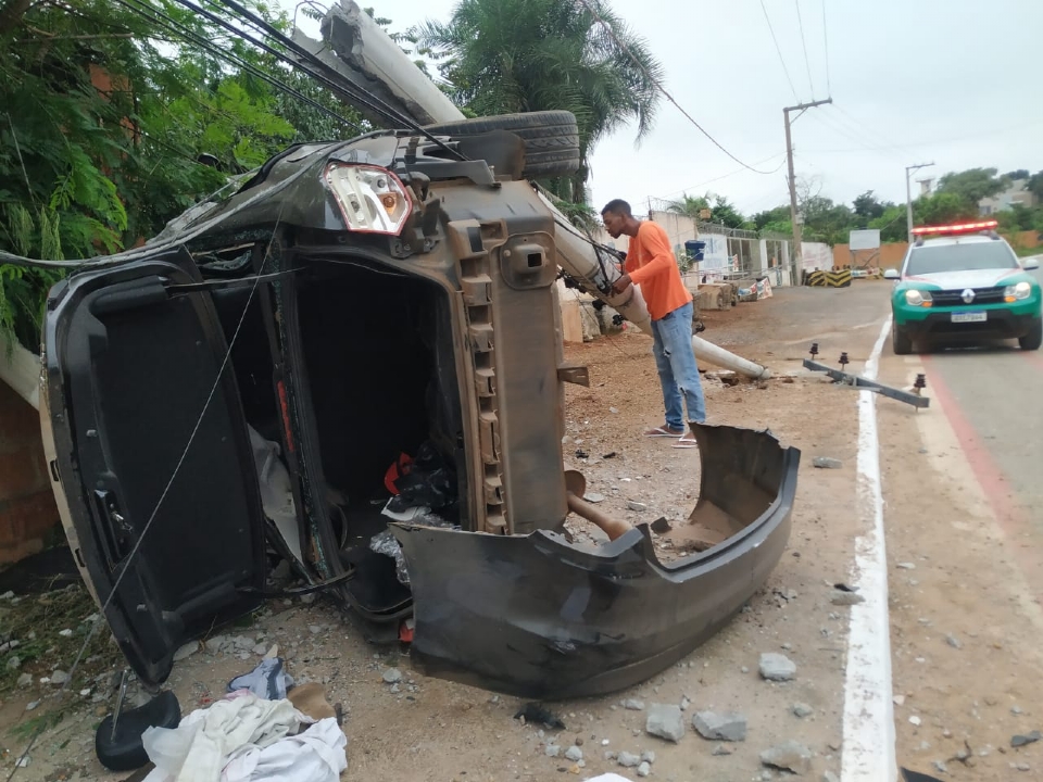 Citron fica destrudo aps motorista capotar veculo e derrubar poste na Estrada da Guarita; veja vdeo