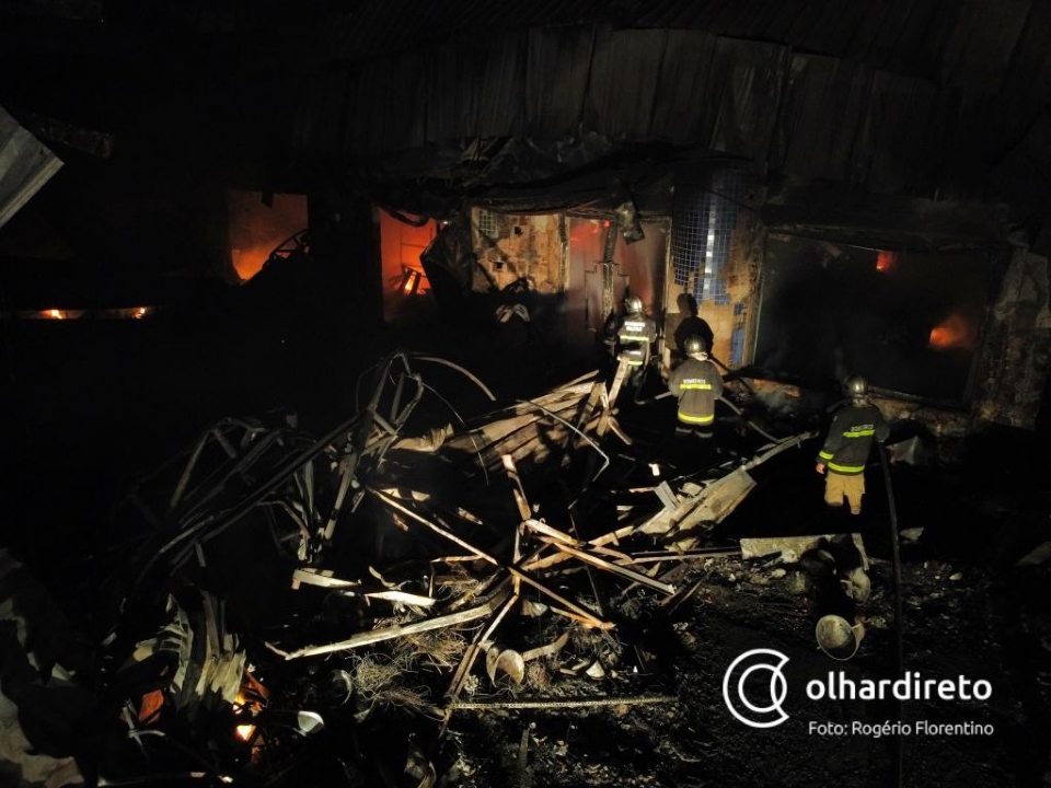 Loja de artigos de festa na Fernando Correa fica destruda aps incndio; veja imagens