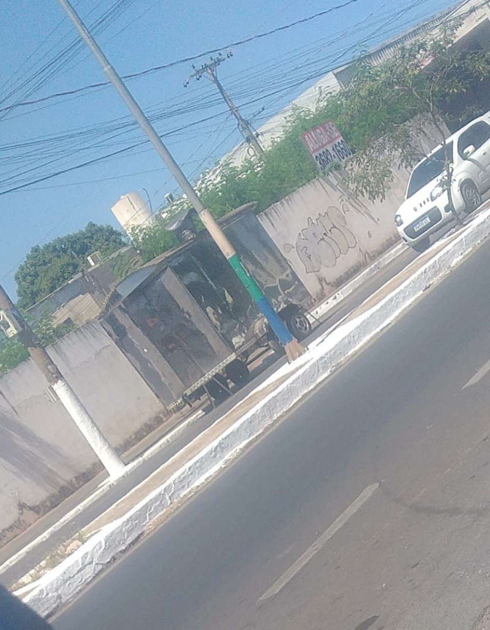 Trailer de 'baguncinha'  furtado em avenida de Vrzea Grande;  veja vdeos