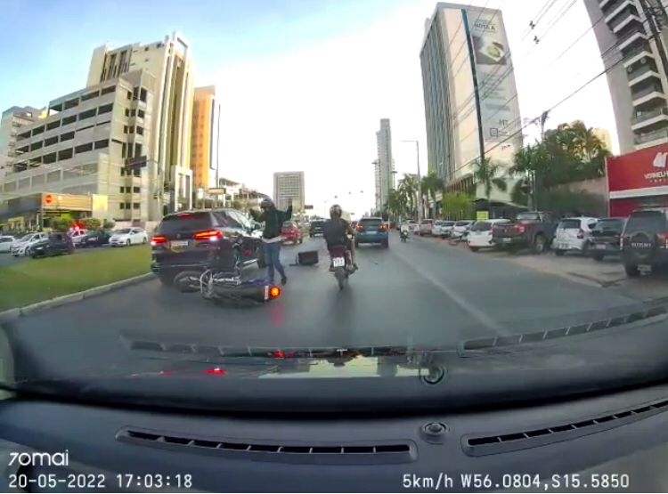 Motociclista se distrai e atinge traseira de carro parado em semforo de Cuiab;  veja vdeo