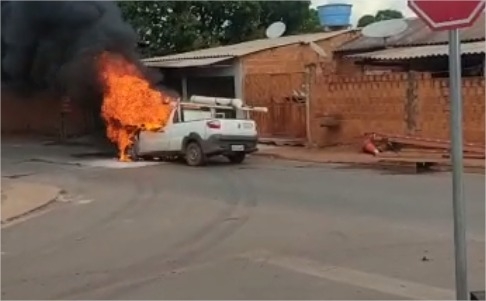Quando bombeiros chegaram no local, caminhonete j havia sido consumida pelas chamas