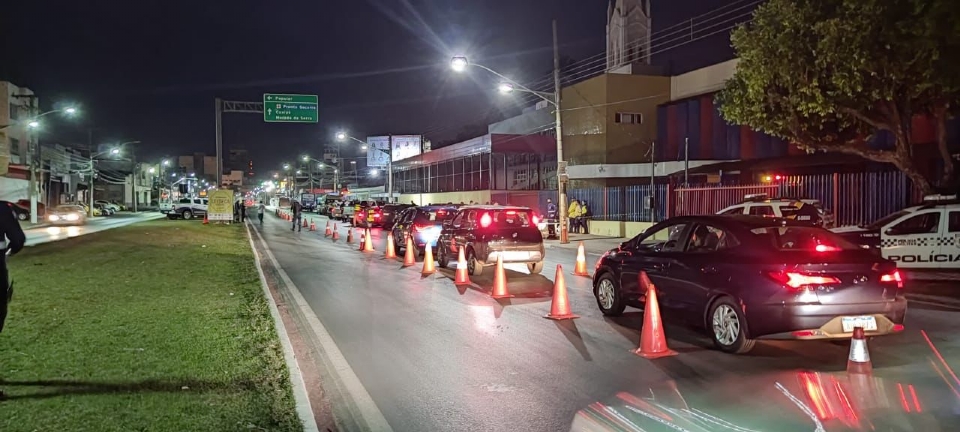 Blitz prende sete motoristas por embriaguez e recolhe 38 veculos na sada da Expoagro