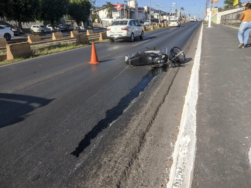 Motociclista atinge poste e acidente trava avenida da FEB